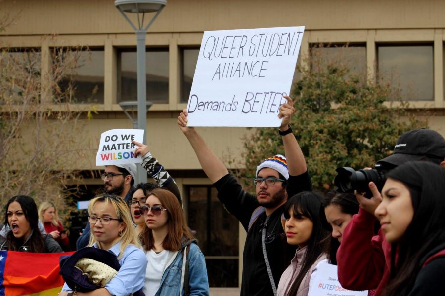 Students+protest+against+Heather+Wilson+at+UTEP