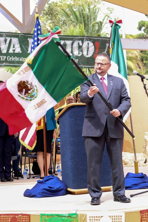 Consul Mauricio Ibarra Ponce de León waves Mexican flag at “El Grito” at the Union Plaza on Sept. 13, 2019.
