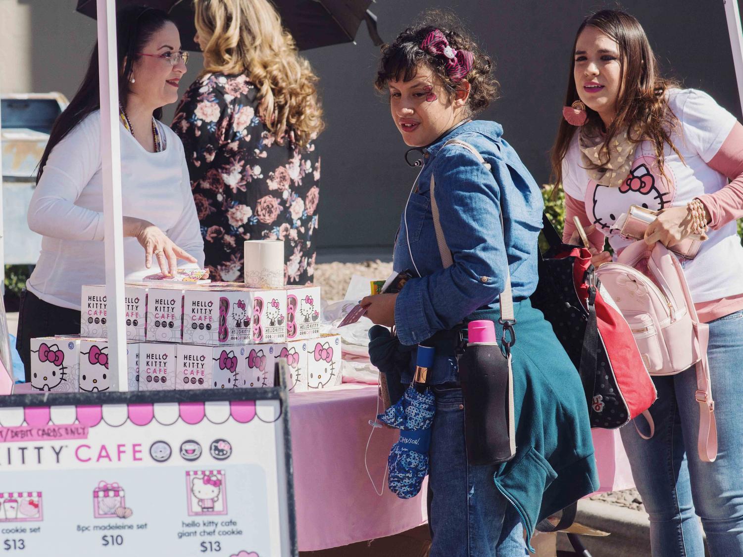 Kawaii+%E2%80%98Hello+Kitty+Caf%C3%A9+Truck%E2%80%99+excites+local+enthusiasts