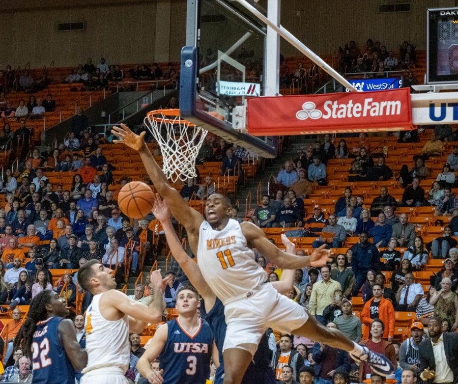 Junior forward Bryson Williams fights for loose ball versus UTSA Jan. 15, 2020.