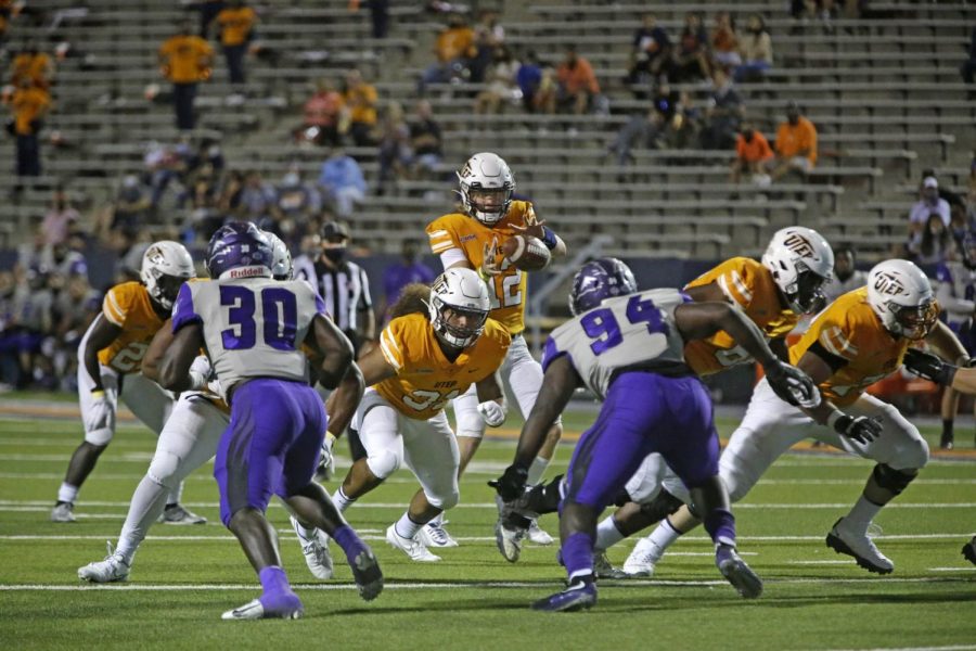 UTEP+sophomore+quarterback+Gavin+Hardison+receives+snap+as+he+looks+down+field+for+open+receivers+Sept.+19.