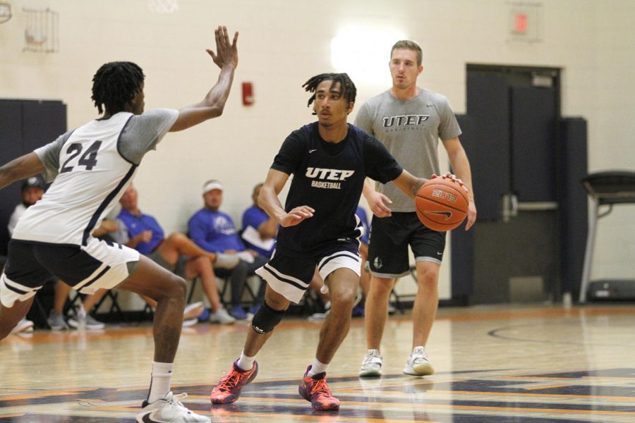 Kezza Giffa dribbles down the court during practice on October 7, 2021.