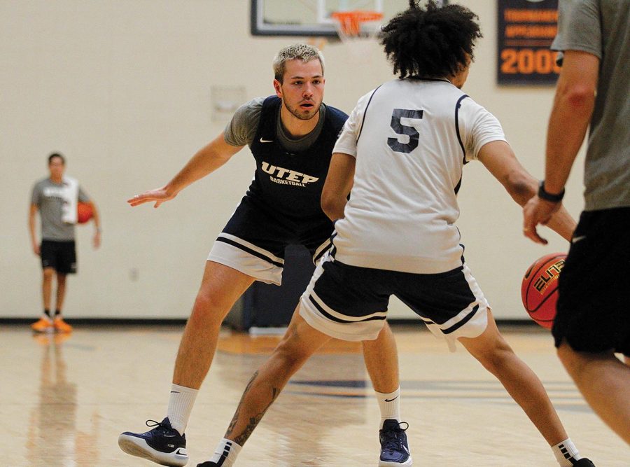 Forward Gilles Dekoninck guards Guard Emmanuel White during practice Oct. 27.