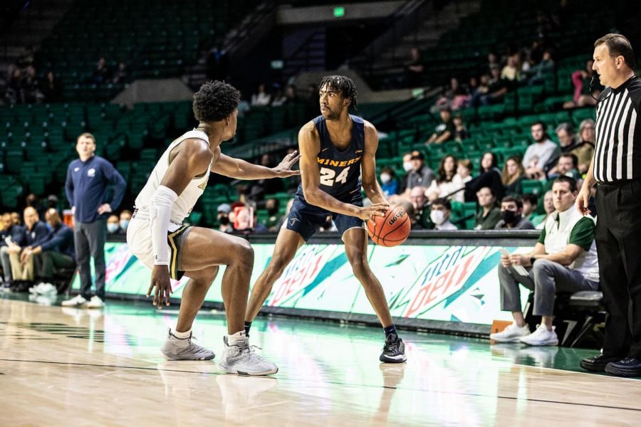 Jamal+Bieniemy+looks+down+the+court+for+an+open+teammate+against+UAB+on+Dec.+30%2C+2021.+Photo+by%3A+Ken+Shepherd.