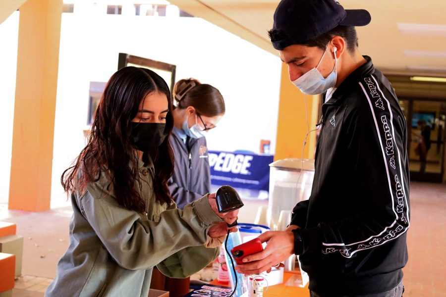 Students check in at the Student Engagement and Leadership booth which also provided water and snacks to those who stopped by the Union Jan. 18.  