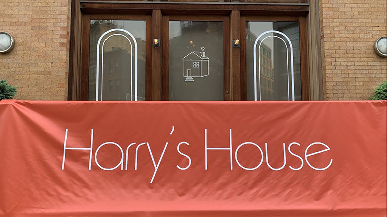 Harry%E2%80%99s+House+banner+in+front+of+exclusive+Harry+Styles+pop-up+shop+on+Canal+Street+in+New+York+City.+Photo+courtesy+of+Itzel+Giron.