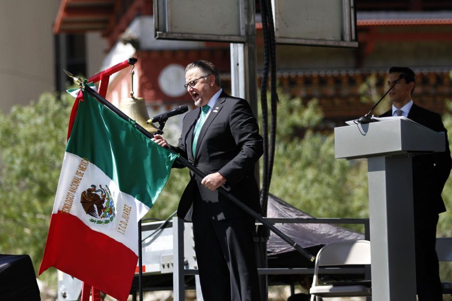 Mauricio Ibarra Ponce de León leads the El Grito chant with names of historic Mexican figures and a “Viva Mexico” chant. 