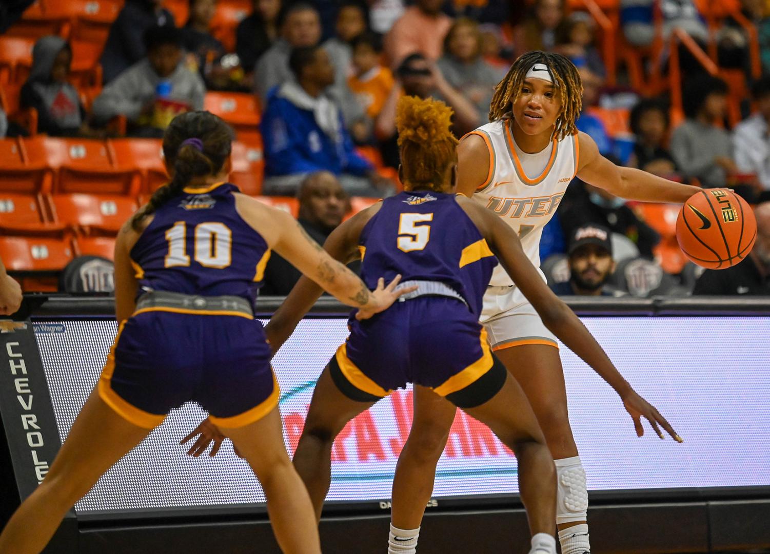 Women%E2%80%99s+basketball+pivots+during+WNMU+win