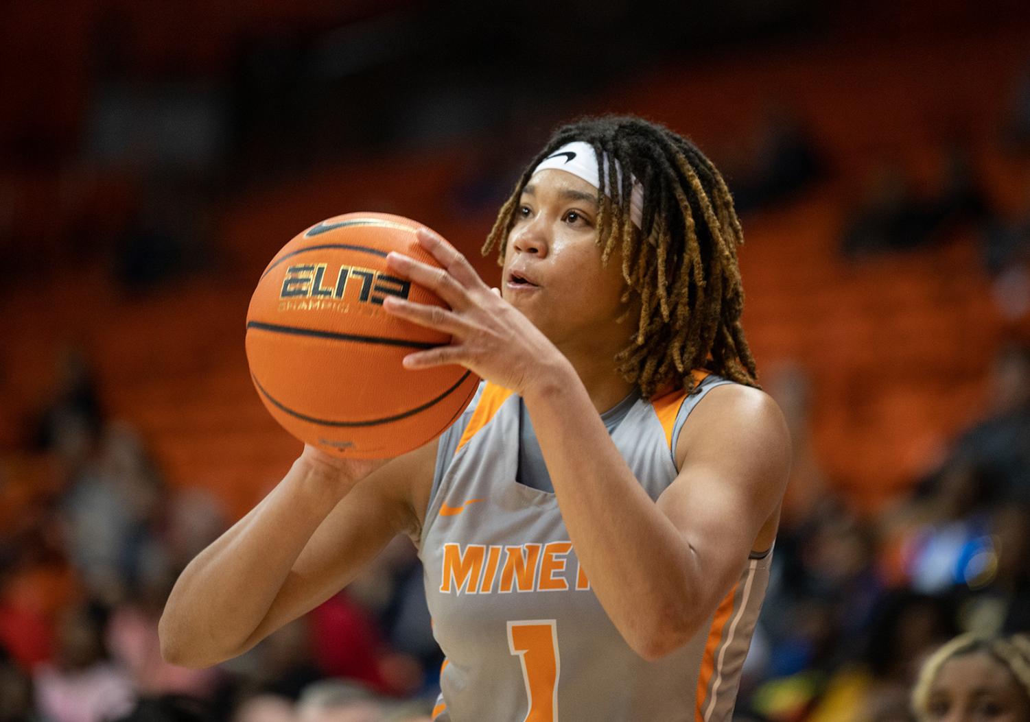 Women%E2%80%99s+basketball+continues+to+dominate+at+home