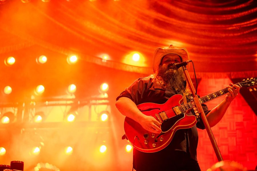 Stapleton+looks+towards+the+crowd+and+shares+a+smile+with+his+fans.