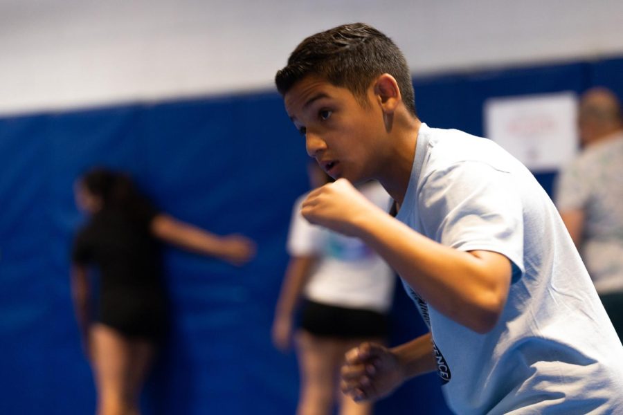 Students+practice+throwing+punches+at+the+Teen+Boxing+and+Conditioning+camp+hosted+by+UTEP+June+7+at+Memorial+Gym.++