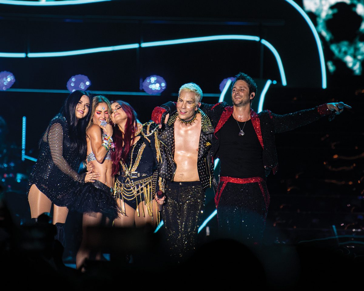 RBD get close to each other as they hear the El Paso crowd sing their songs