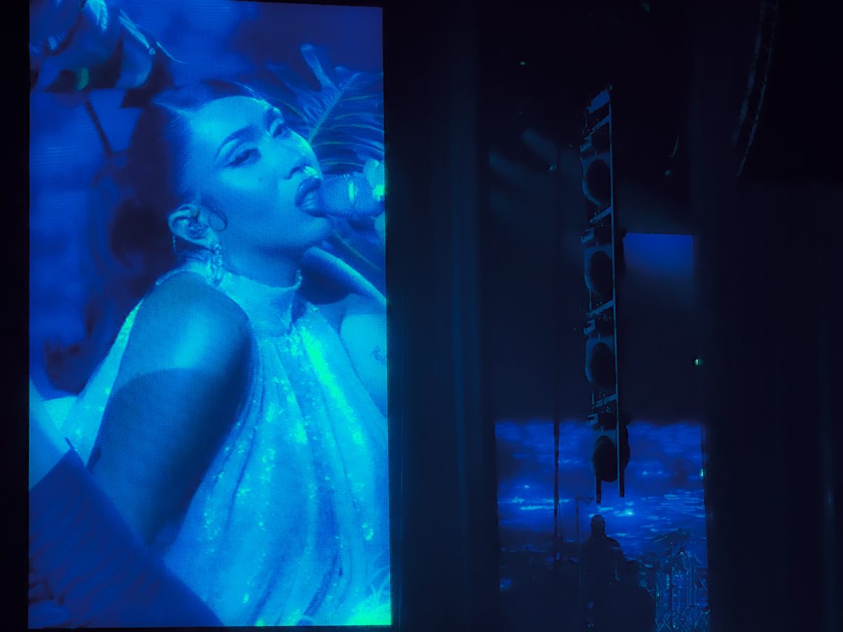 Uchis singing “Blue” while the lights matched the song.