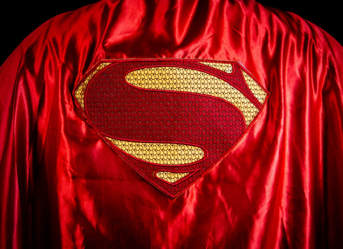 The iconic “S” featured in James Gunn’s 2025 film is in reference to the 1996 “Kingdom Come” comic, which introduced a more futuristic version of the symbol. 